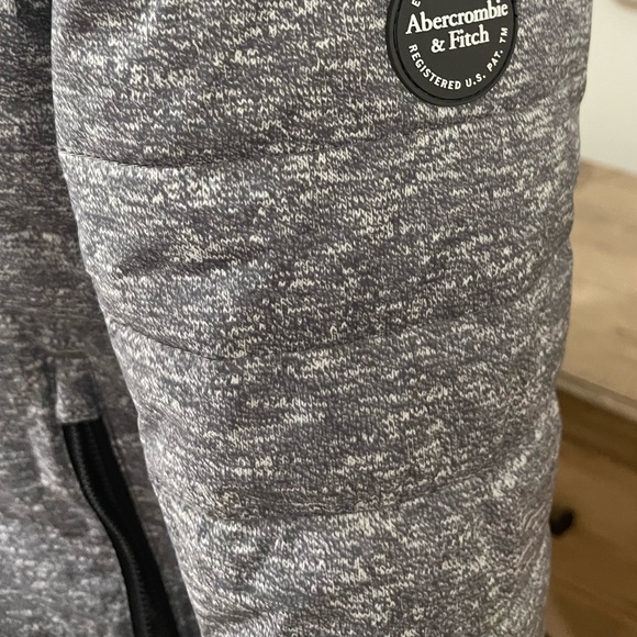 Abercrombie Cozy Puffer kids size 11/12 , faux fur lined , in speckled grey - Picture 4 of 7